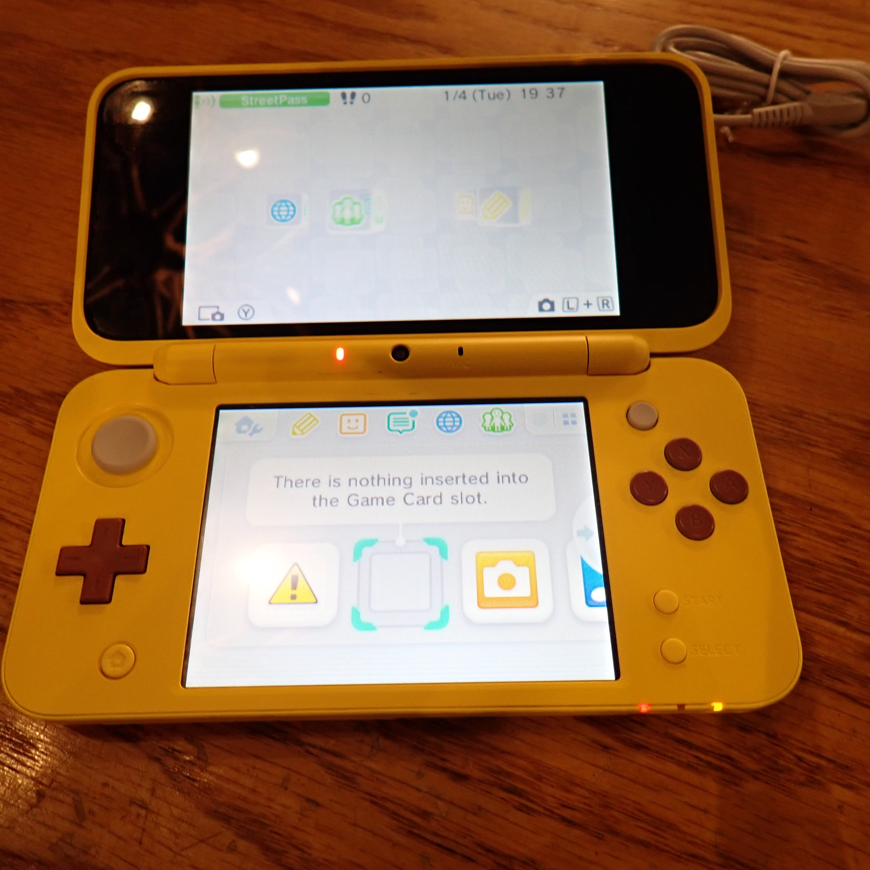 Nintendo 2DS XL Pikachu Edition