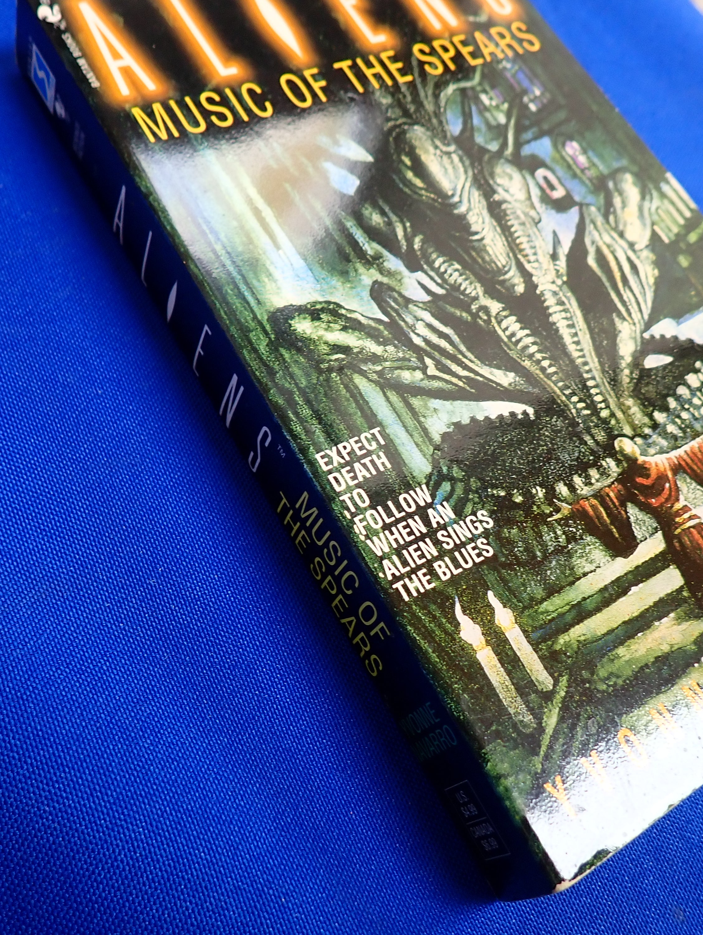 Aliens: Music of the Spears by Yvonne Navarro (1996) - Pocket Novel [Pre-Owned]