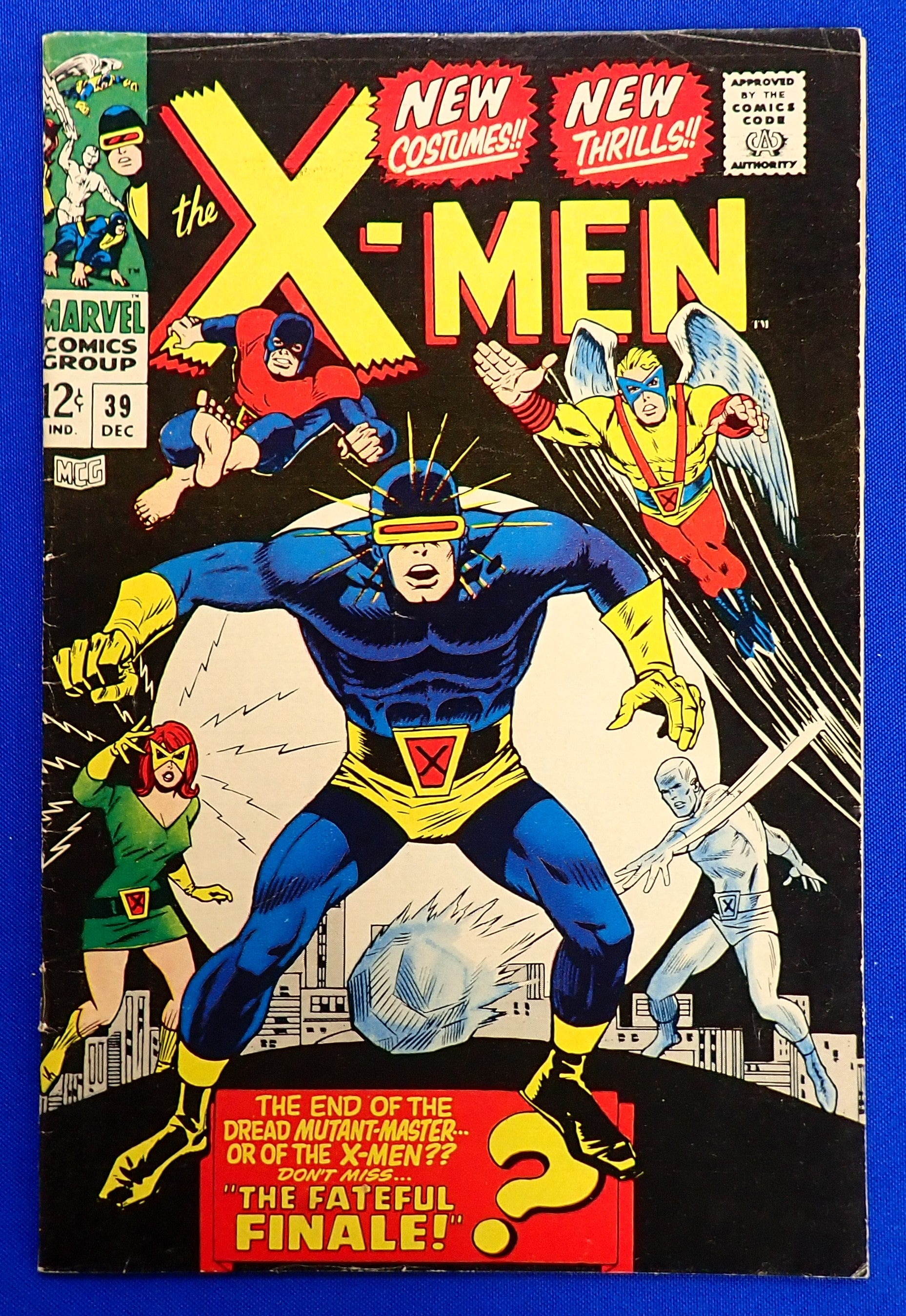 X-Men #39 (1967) - VG+/FN (4.5-5.0) - Debut of New Suits