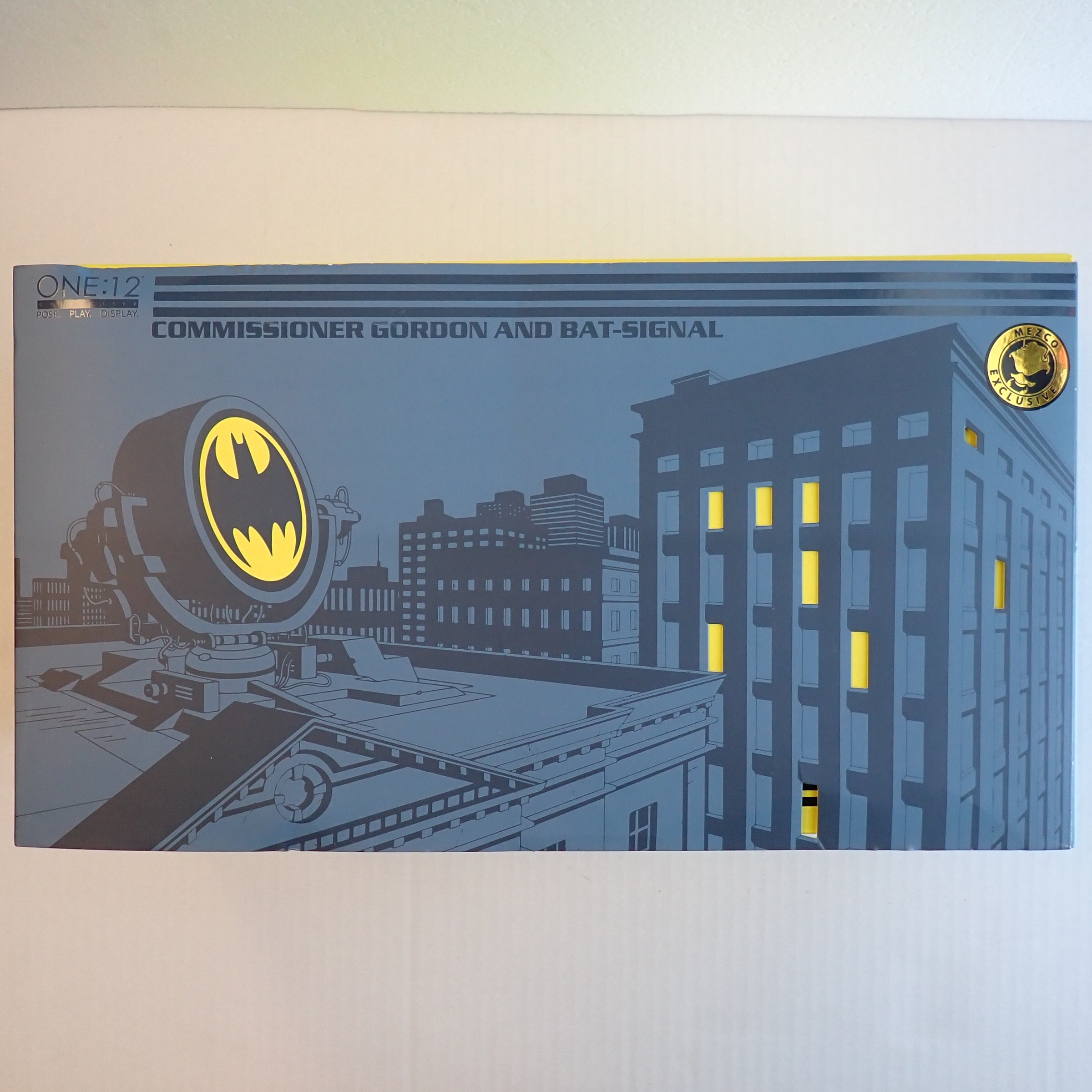 Commissioner Gordon and Bat-Signal Mezco - One12 (Pre-Owned)