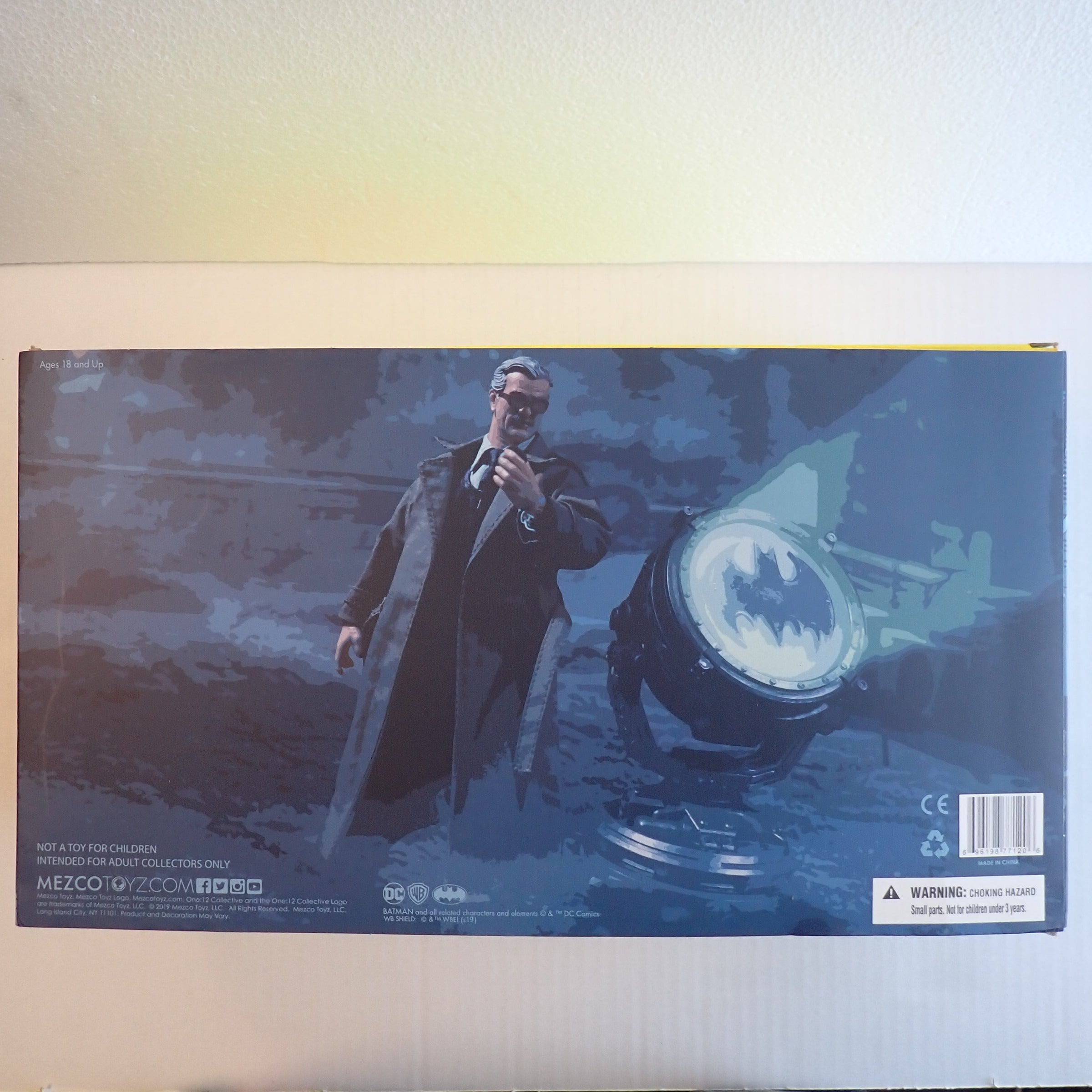 Commissioner Gordon and Bat-Signal Mezco - One12 (Pre-Owned)