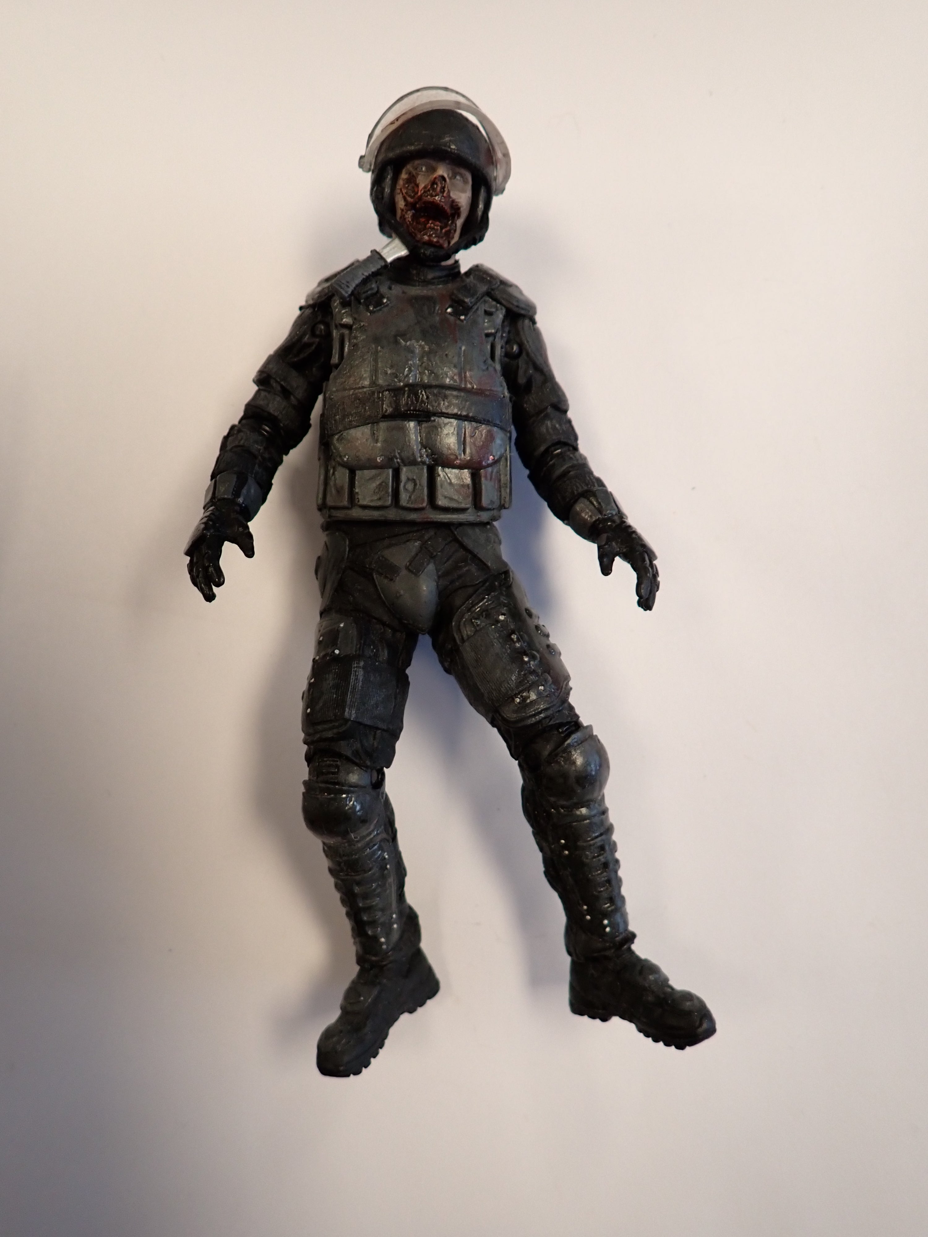 Helmeted Riot Gear Zombie- Series 4 TWD