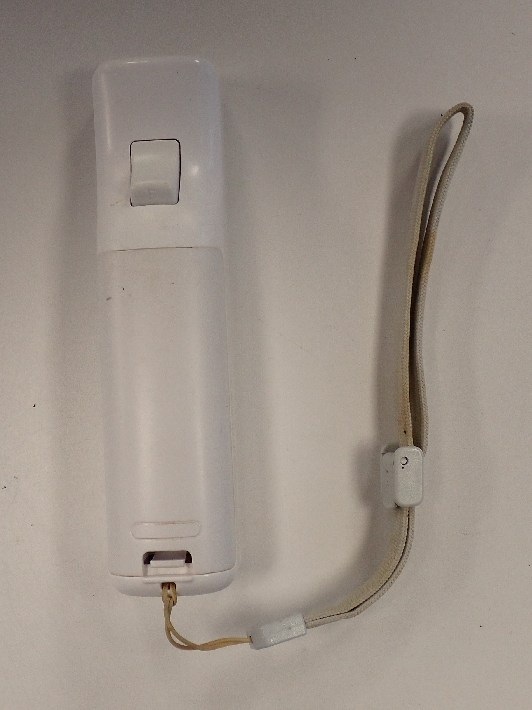 Wii Controller (Includes Wrist Strap) [Pre-Owned]