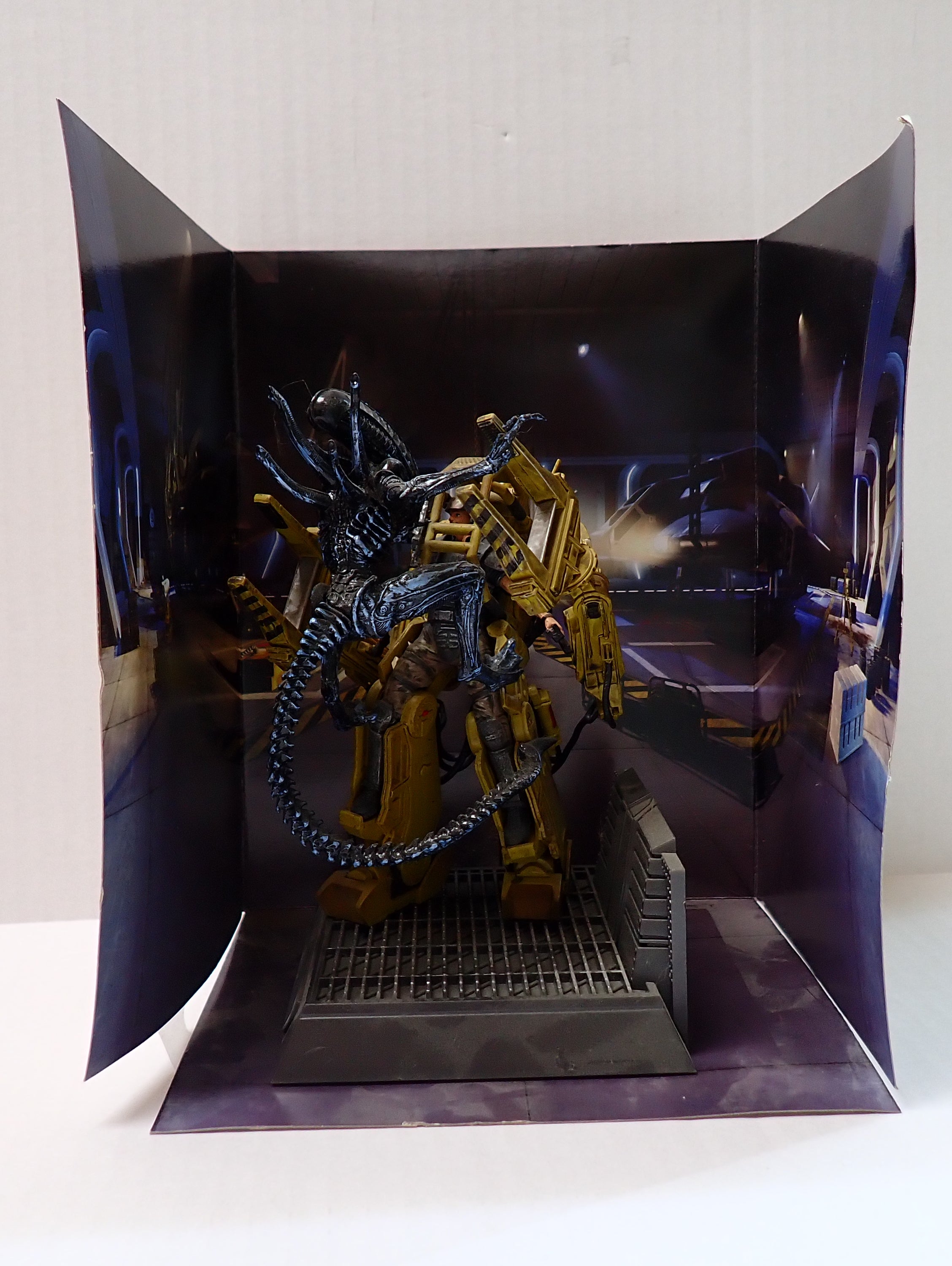 Aliens Colonial Marines Power Loader vs Alien Statue [Pre-Owned]