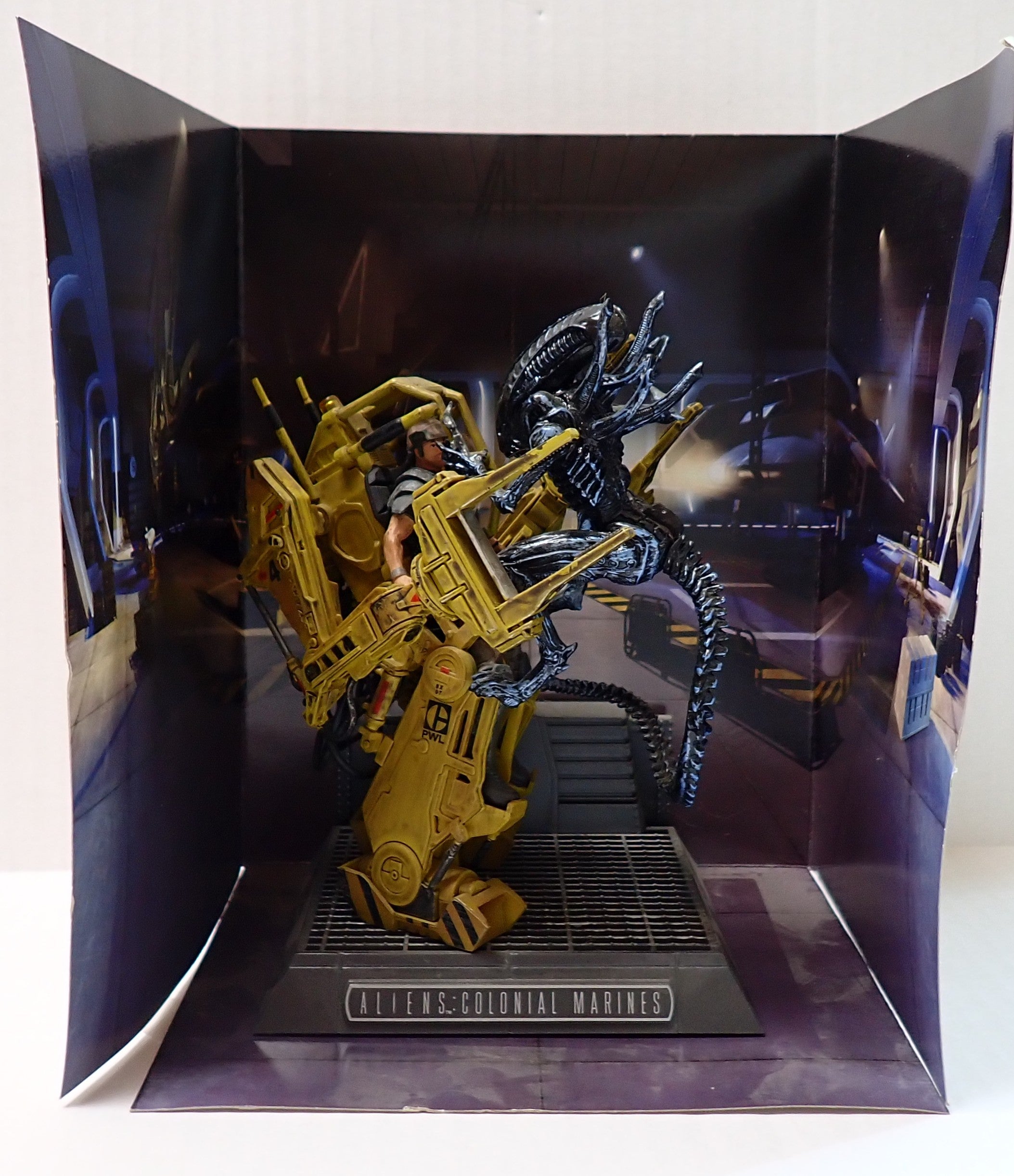 Aliens Colonial Marines Power Loader vs Alien Statue [Pre-Owned]