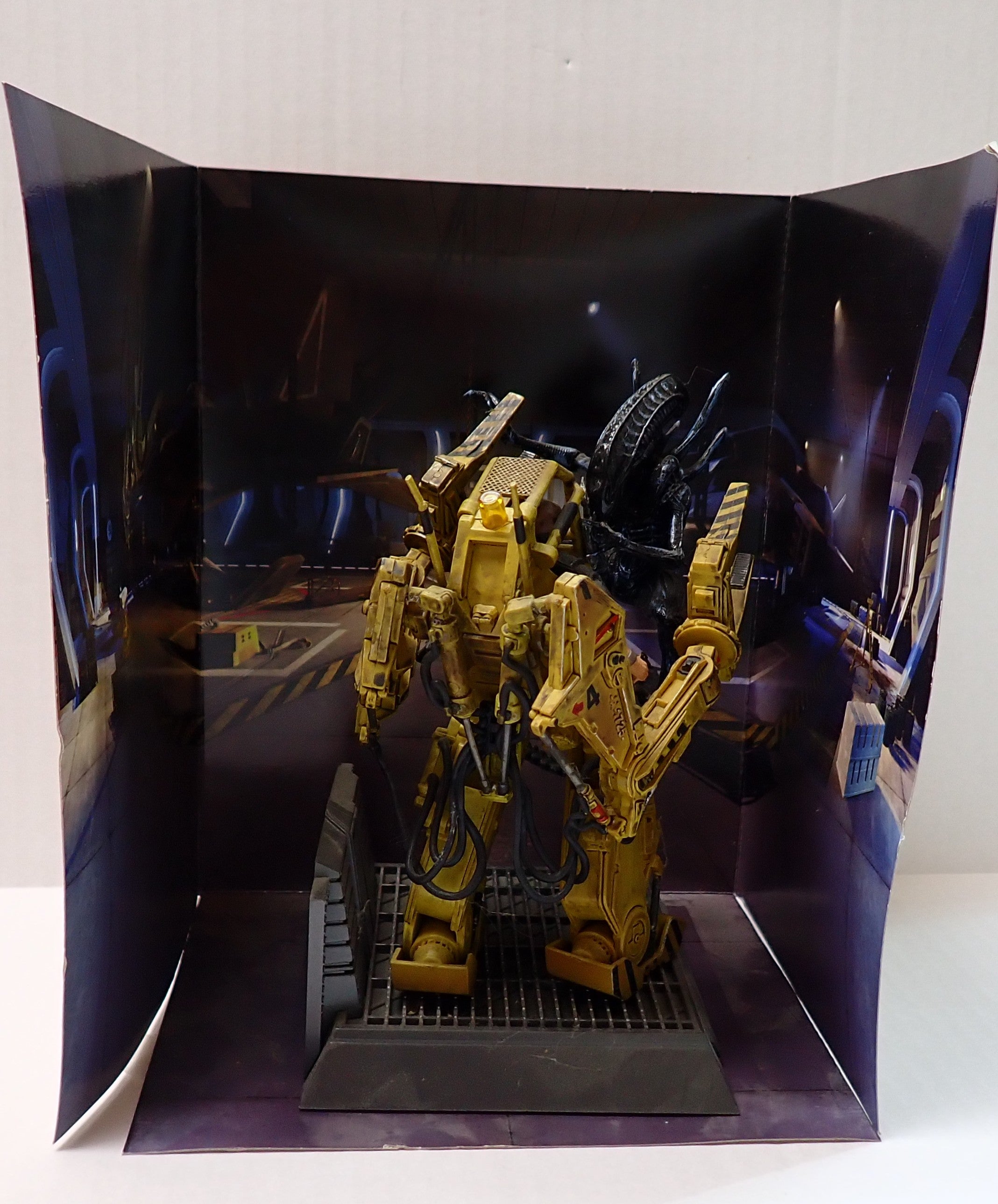 Aliens Colonial Marines Power Loader vs Alien Statue [Pre-Owned]