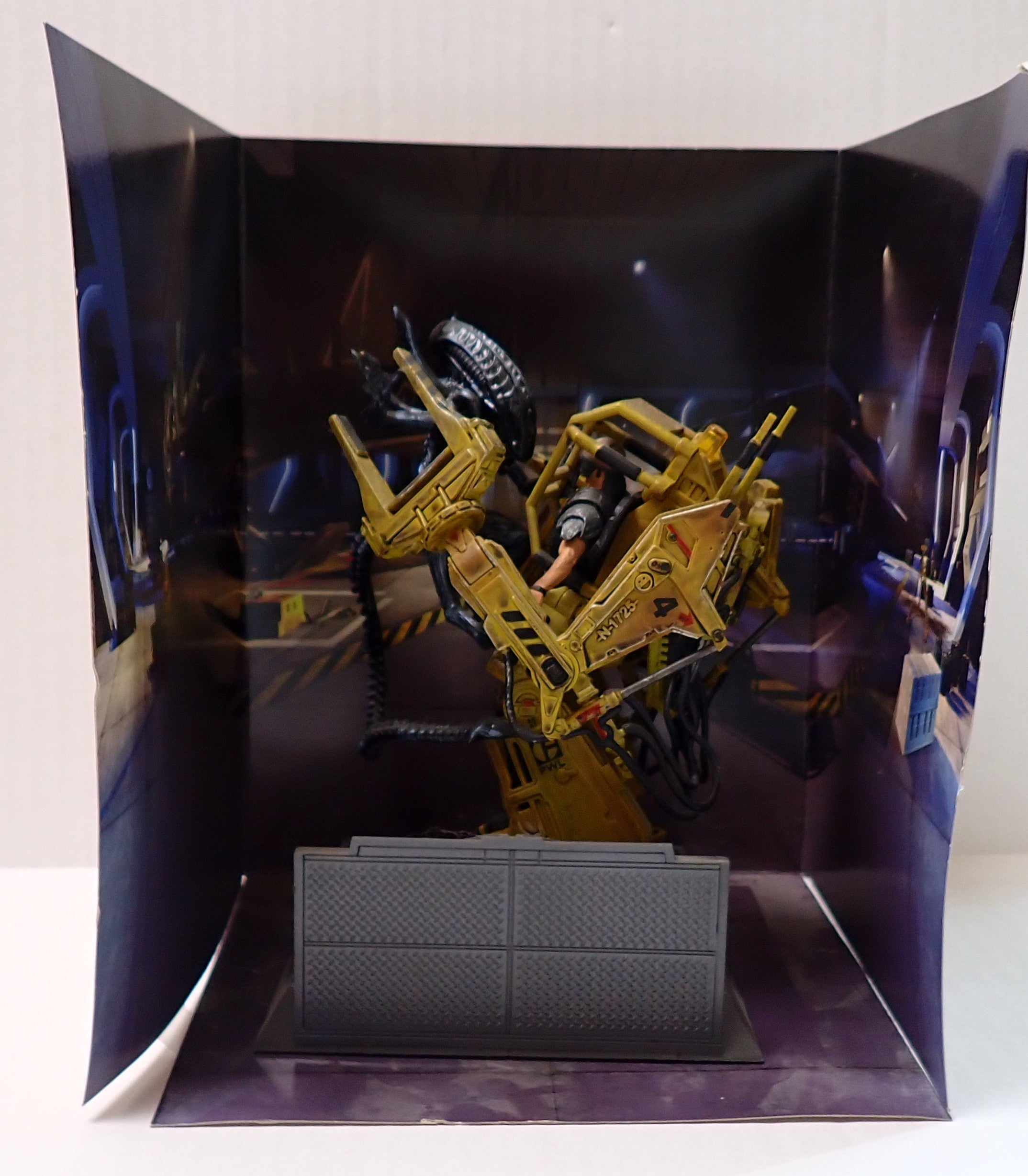 Aliens Colonial Marines Power Loader vs Alien Statue [Pre-Owned]