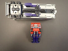 Load image into Gallery viewer, Optimus Prime G1 1984 (NEAR COMPLETE)
